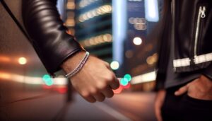 Bijoux hommes: tendances à adopter pour ton style